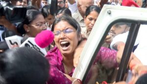 BCJD President Ipsita Sahu Detained by Police: ରମାଦେବୀ ବିଶ୍ୱବିଦ୍ୟାଳୟରେ ଉତ୍ତେଜନା: ବିସିଜେଡି ସଭାନେତ୍ରୀ ଇପ୍ସିତା ସାହୁଙ୍କୁ ଉଠାଇ ନେଲା ପୋଲିସ