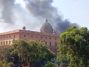 दिल्ली में केंद्रीय सचिवालय के नॉर्थ ब्लॉक से निकला घना धुआं, मौके पर पहुंचीं दमकल की गाड़ि