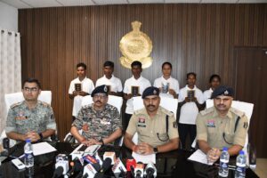 6 Maoists Surrender in Chhattisgarh: ଛତିଶଗଡ଼ରେ ୬ ମାଓବାଦୀଙ୍କ ଆତ୍ମସମର୍ପଣ