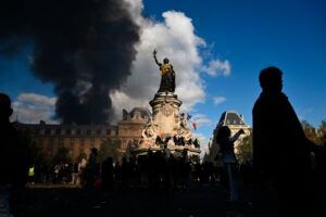 France Student Protests: ଫ୍ରାନ୍ସରେ ଭୟଙ୍କର ରୂପ ନେଉଛି ଛାତ୍ର ଆନ୍ଦୋଳନ; ୧୨୦୦ ଗିରଫ, ୧୫୦ରୁ ଅଧିକ ପୋଲିସ କର୍ମୀ ଆହତ