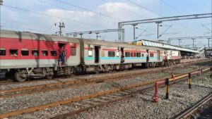 9 Trains Cancelled, 14 Diverted due to Cyclone: ବାତ୍ୟା ପ୍ରଭାବ: ୯ଟି ଟ୍ରେନ୍ ବାତିଲ, ୧୪ଟିର ଗତିପଥ ପରିବର୍ତ୍ତନ