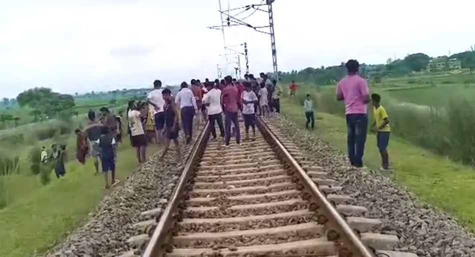 minor-dies-while-filming-reels-on-railway-track-in-boudh